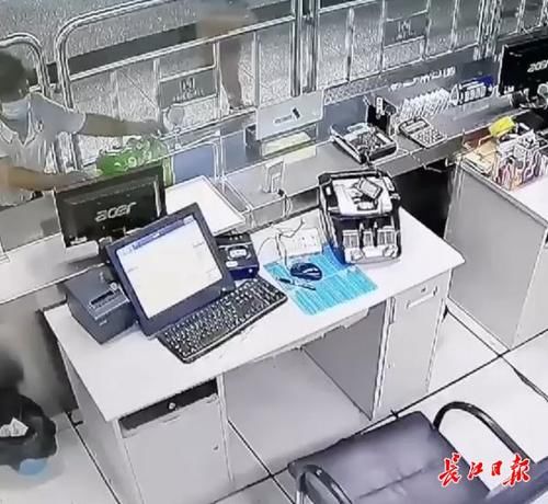  背包|地铁上找回背包，乘客“感谢礼”送了三次才送出去