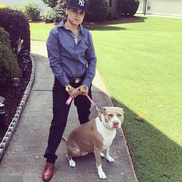  乔斯林|两条斗牛犬突然追赶15岁少女将其扑倒，疯狂啃咬其脖子和脑袋