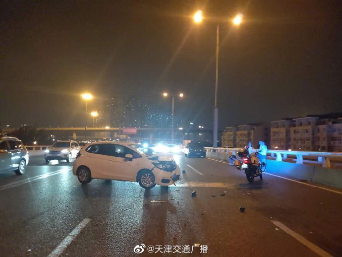  送医|天津 发生三车事故，有人受伤被送医