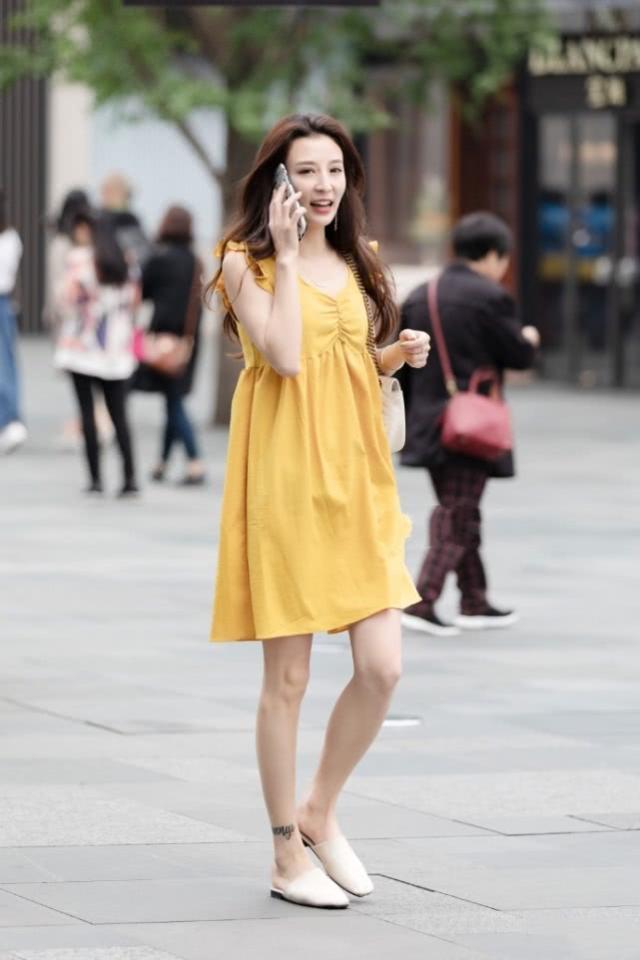 时尚|街拍清新时尚的小姐姐,身穿个性裙潇洒大方,轻松秀出曼妙身姿
