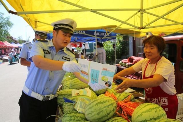 宣传|“一盔一带”“一老一小”宣传进大集