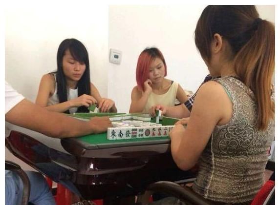 女子|天天打麻将，不带娃不煮饭的农村女子，多数换身份成为“少奶奶”