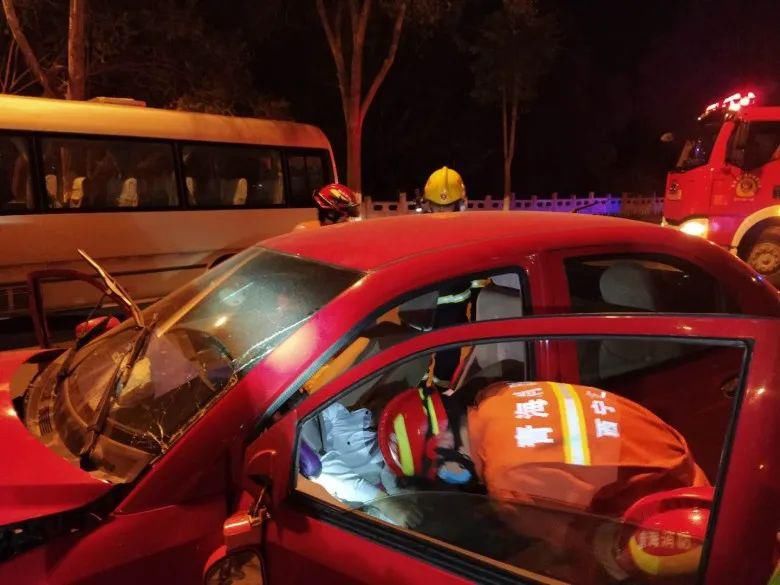  城东区|西宁市城东区发生交通事故致2人死亡 肇事车辆内啤酒烧烤散落一地