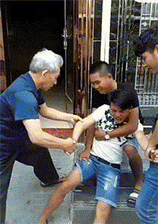 难道|搞笑GIF:这难道就是传说的轻功水上漂吗,这场地也太滑了吧: