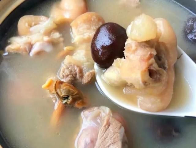  猪蹄|美味的猪蹄汤炖好了，爱美的女性朋友赶紧做起来吧