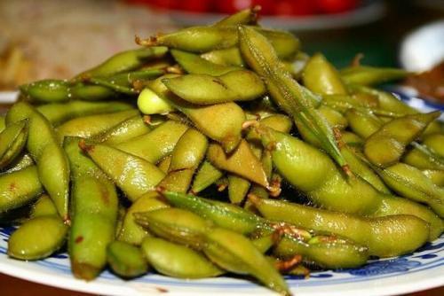 翠绿|夏季吃水煮毛豆,补钙补钾营养丰富,学会三个步骤,煮出碧绿颜色