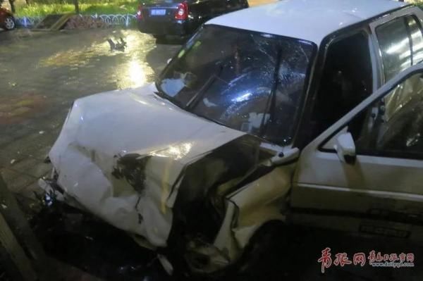  路边店面|凌晨2点上演惊心一幕！车被撞的面目全非