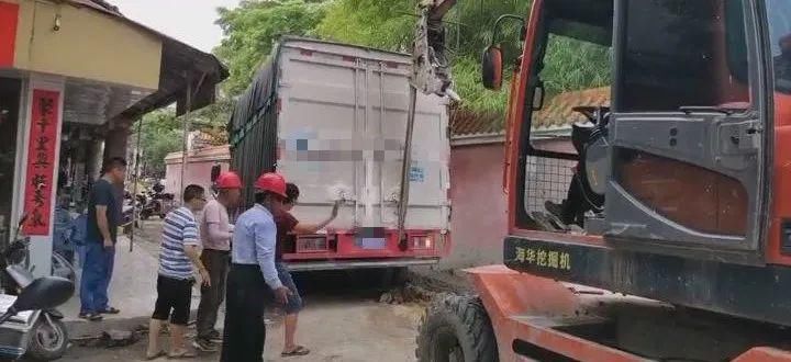  吊车|沙土“坑”货车，吊车来帮忙