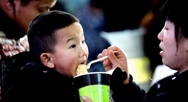 孩子|母子高铁吃泡面遭乘客指责,最后上网求助,网友:素质堪忧