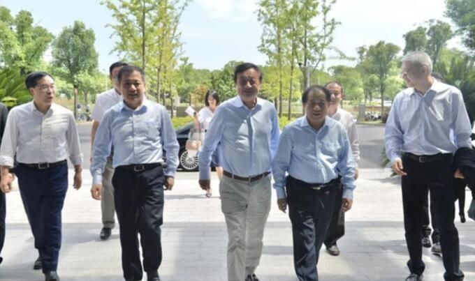 原因就|任正非亲自出马，密集调研顶尖高校，原来华为的战略要这么调整