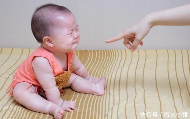 伸手|为什么宝宝被骂哭后,仍会伸手让妈妈抱知道原因很心疼