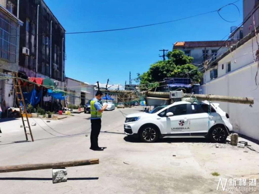  倒下|惊险！揭西一电线杆忽然倒下，压到小车……