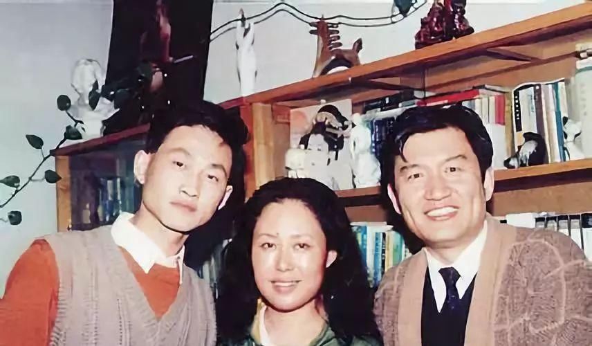  出门|70岁斯琴高娃曾遭8年家暴，如今出门靠轮椅