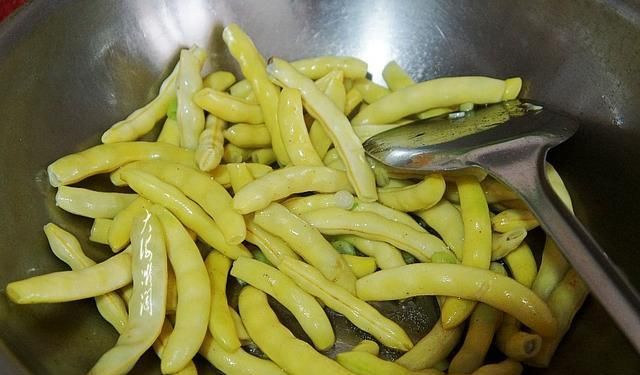  碰上|立秋后，这豆角碰上贵也买，和土豆一起炖好吃到撑，饱腹又营养