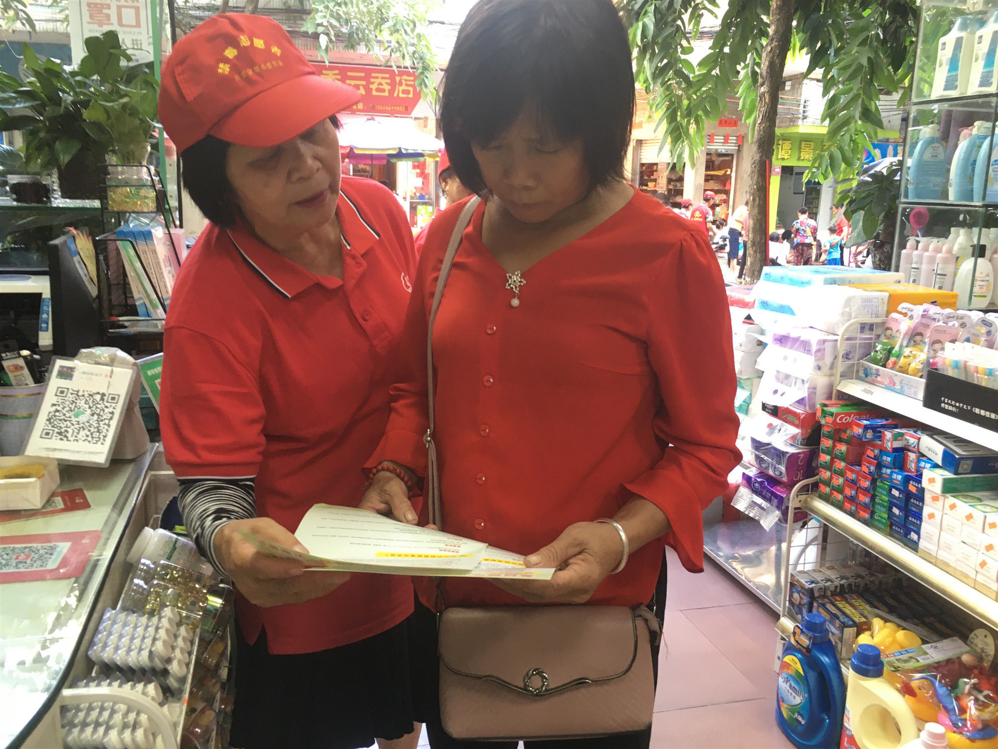 志愿者|云安禁毒在行动丨志愿者走进市场开展禁毒宣传