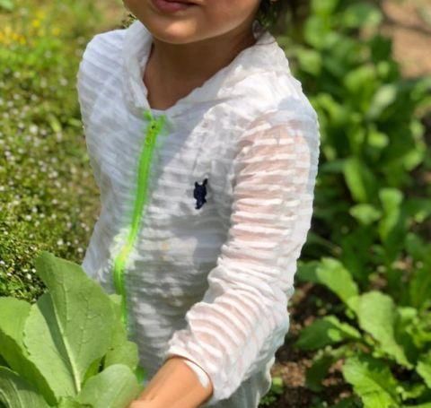  海报|40岁汤唯太自恋？素颜与自己海报合影却被雀斑抢镜，疑在韩国拍戏