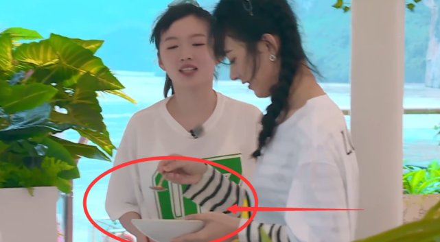  手里|赵丽颖自己学习做冰沙, 谁注意她手里用的碗? 这顾客还怎么敢来
