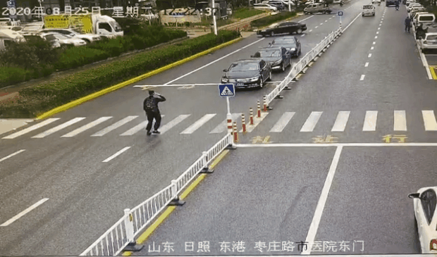 医院|日照市医院附近！斑马线前这一幕！这个敬礼太帅！