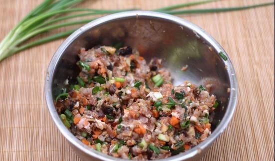  饭店|饭店给肉馅去腥时，大厨告诉我，放料酒是大忌，这方法值得一看