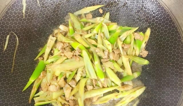  家常菜|家常菜怎么做？大叔教你炒春笋，香气扑鼻，鲜嫩味美，非常下饭