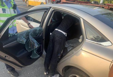  合肥市|又幼童被锁车内！合肥市肥西民警破窗救娃