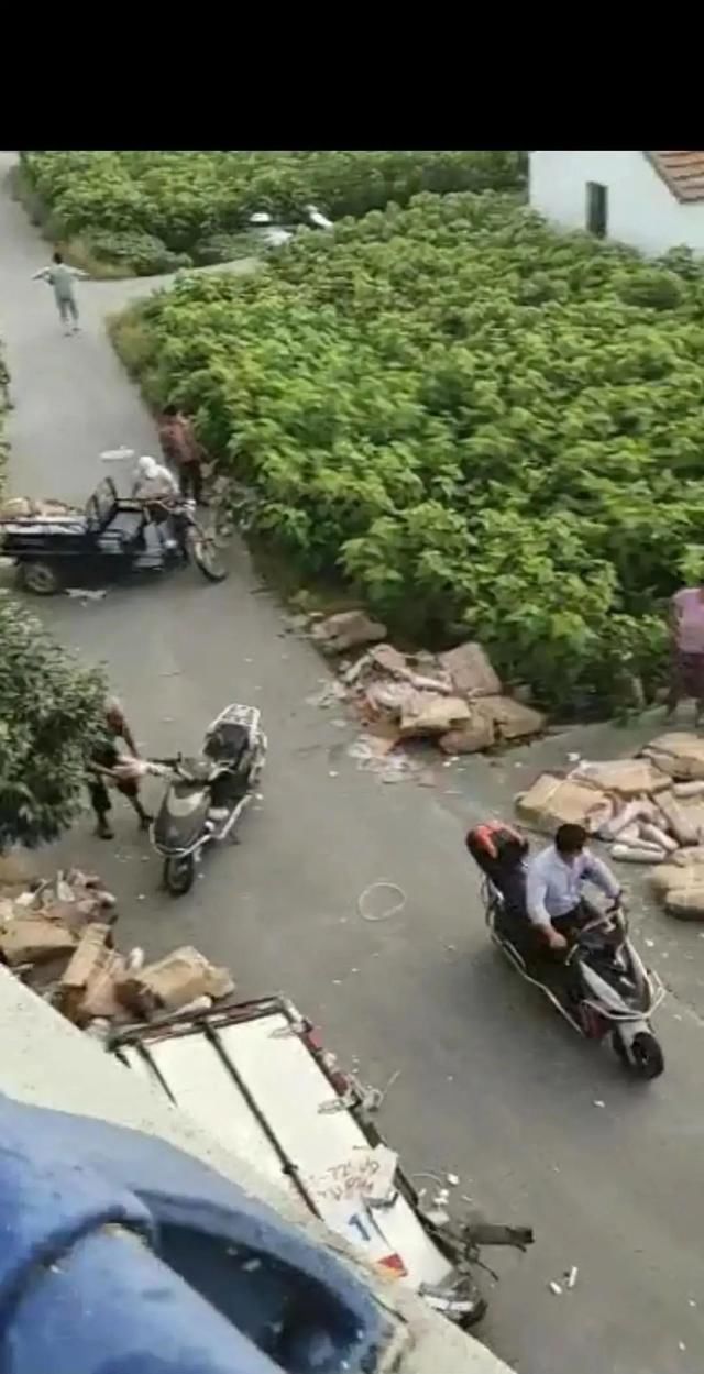  哄抢|货车高速遇事故，7吨猪肉遭哄抢，连车门都被拉走！警方通报：严肃处理