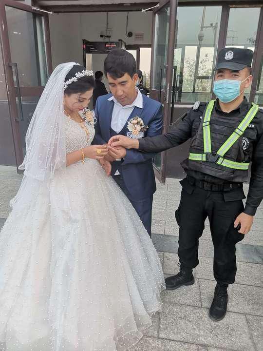 蜀黍|新婚夫妻婚戒丢失 警察蜀黍拾金不昧还失主