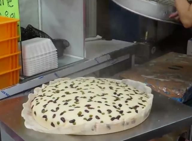  四溢|大妈卖特色“海绵”面包太抢手，口感细腻香气四溢，原来秘方是它