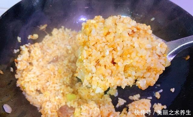 粒分明|鸡蛋炒饭,到底先炒鸡蛋还是先炒米饭学会这样做,孩子百吃不厌