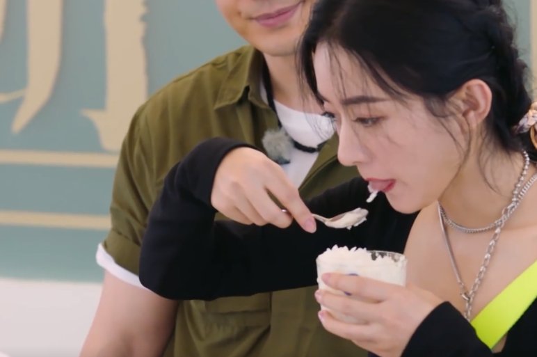  糟糕|赵丽颖《中餐厅》把刨冰吐回碗里，边数钱边吃饭，生活习惯太糟糕