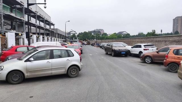  路段|仓库墙倒塌后续｜受损车辆已被拖离等待定损，事发路段乱停车现象依旧