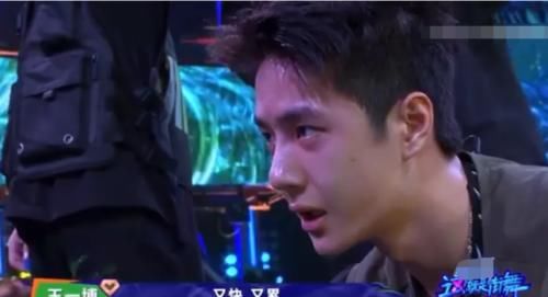  心脏|《街舞》王一博累到躺地，脸色煞白被布布做心脏复苏，请不要这么累了