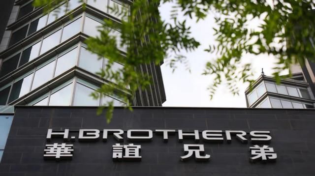 电影|华谊要卖几部《八佰》, 才能抵一个冯小刚?