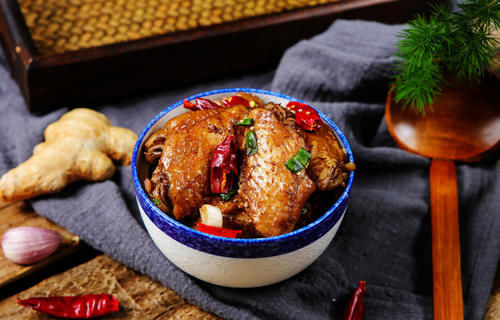 下饭|周日做锅麻辣鸡翅中,下饭家常菜也是零食,做法简单,新手零失误