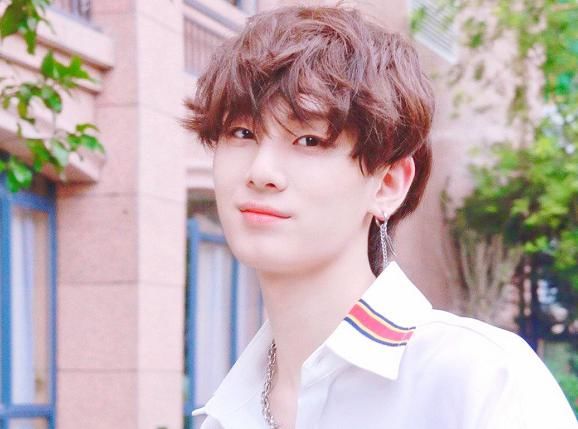  合照|程潇生日晒合照，少年之名全员为她庆生，看到C位的男孩：太意外