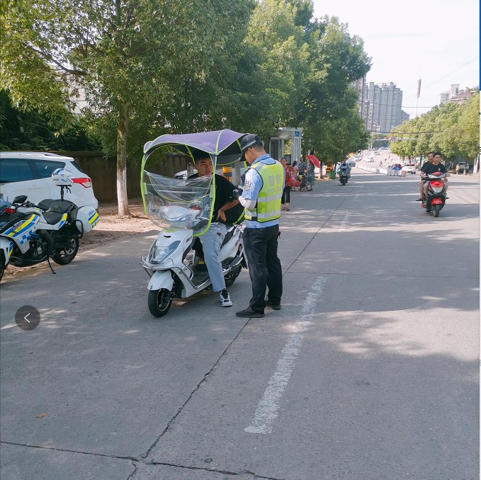交通安全|南城交警持续整治加装遮阳伞