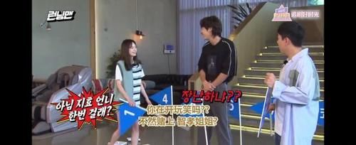  李光洙|宋智孝十年来首次提前到达录制现场 然而这时大家都在注意李光洙的手