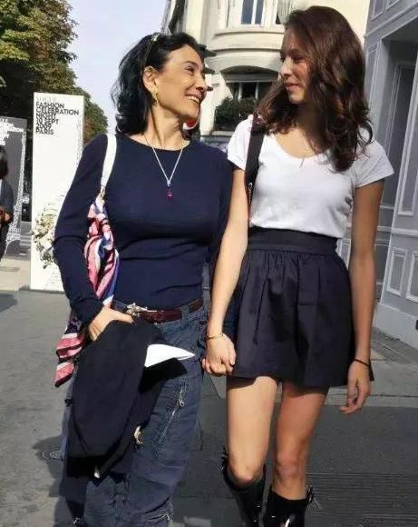  何超贤|何超贤昔日与梁安琪同框，儿子开心陪伴，何超盈现身合影气氛好