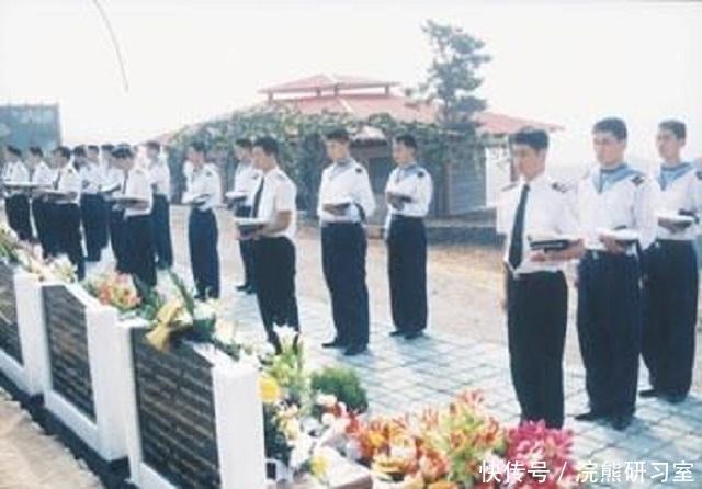  长眠|17年前，我国渔民发现一艘寂静的潜艇，其中长眠70位海军勇士