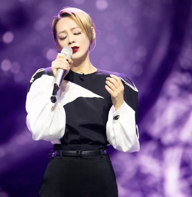  体操|吴昕太惨了！穿露脐装秀腹肌玩“体操”，却又被宁静秒成“小透明”