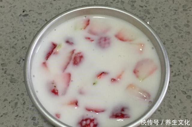 草莓|这蛋糕无需烤箱就能做,香甜嫩滑,入口即化,新手一次成功
