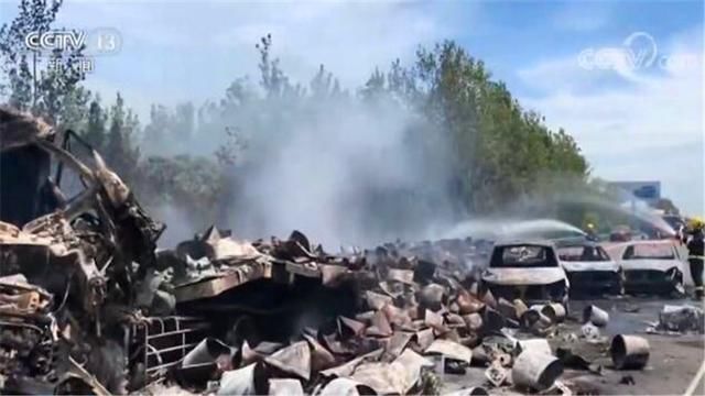  六叶|恢复通行！沪陕高速安徽合六叶段危化品车追尾起火致2人死亡