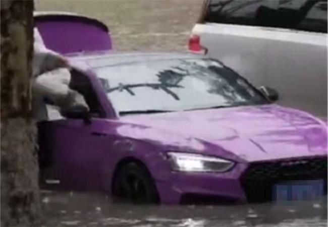  车主|奥迪A4L遭遇内涝，车主下车抱着女友回家，网友：这种男友哪里发？