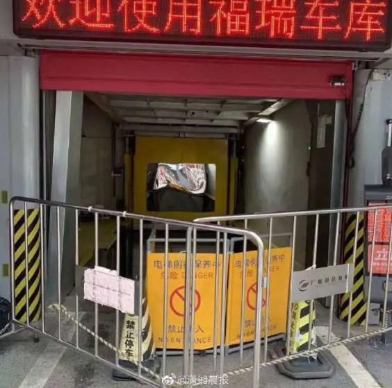  深井|可怕！小车刚开进停车场，连人带车直坠十米深井！现场监控曝光...