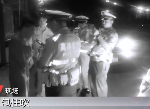  矿泉水|酒驾男子遇交警查酒驾，下车狂喝矿泉水，网友：这智商别开车了