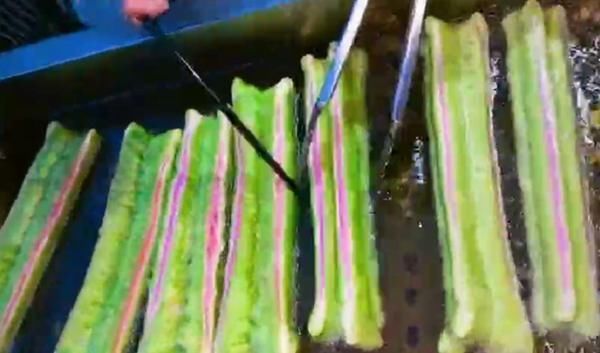 街头|大妈街头卖“另类油条”6元一根,出锅遭疯抢,路人不会买第2次