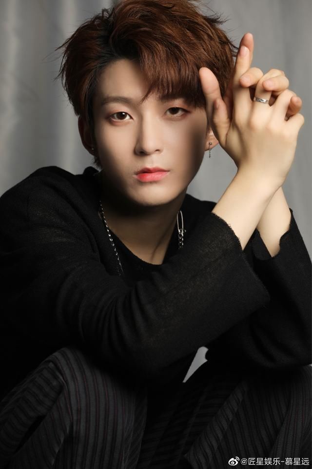 和嘉羿|给Mr.钛戈伴舞,和嘉羿是同期练习生,从以团到《少年之名》还是出道无望