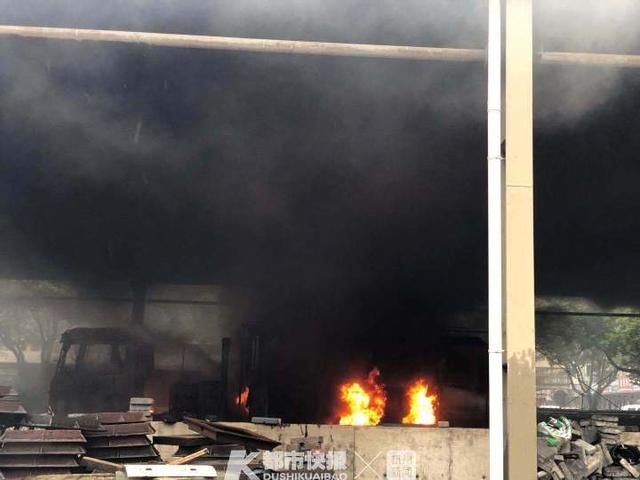 货车|上午杭州一装有沥青货车突然起火,黑烟滚滚
