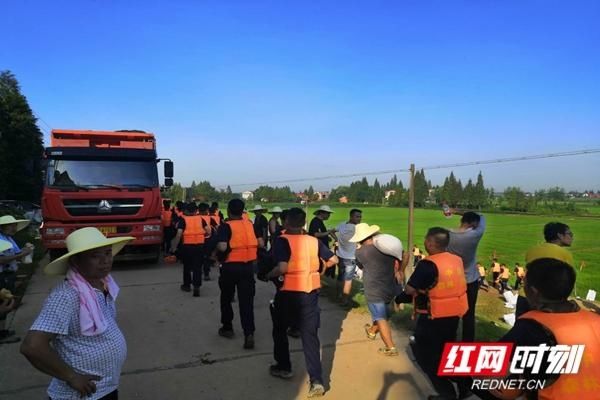  现场|南县一堤段发生“散浸”险情 “堤上的说法”为您科普