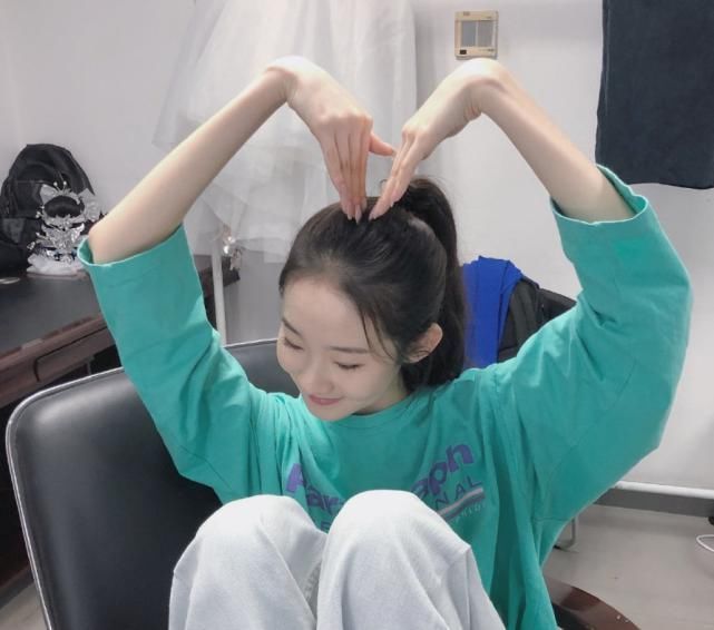 脱妆|张艺凡荣誉巧克力被偷,当众哭到脱妆,后期P图师这怎么下手